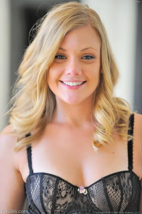 Blonde Woman Fists Her Pussy While Rubbing Her Clit – photo 13 of 17