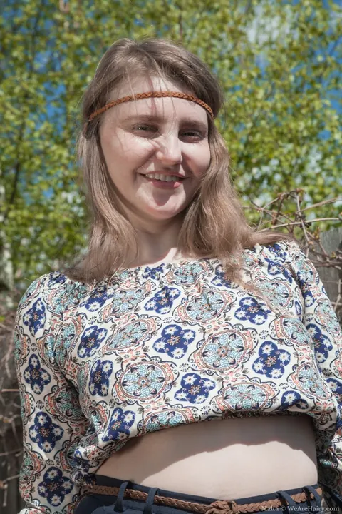 Thick Pale Amateur in a Uniform Spreads Her Hairy Pussy Outdoors – photo 3 of 21