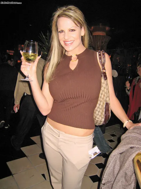 Kelly Madison: Tall Blonde MILF in Glasses Gives a POV Blowjob – photo 9 of 17