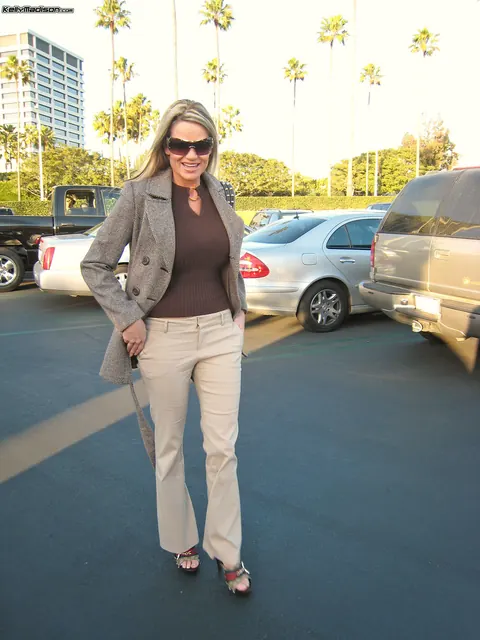 Kelly Madison: Tall Blonde MILF in Glasses Gives a POV Blowjob – photo 8 of 17
