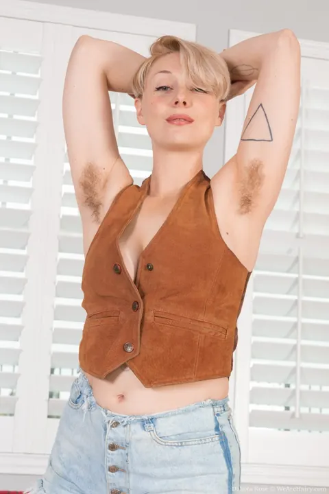 Dakota Rose: Tall Blonde MILF in Shorts Spreads Her Hairy Pussy – photo 3 of 21