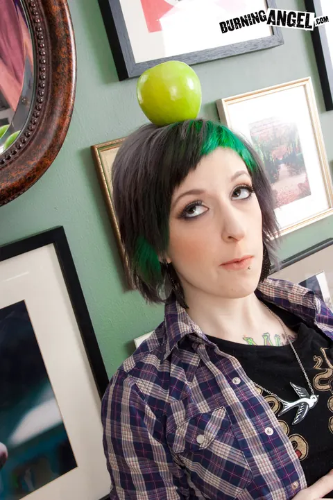 Short-Haired Woman Eats an Apple While Undressing and Spreading – photo 2 of 17