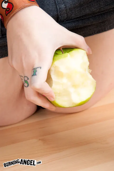 Short-Haired Woman Eats an Apple While Undressing and Spreading – photo 9 of 17