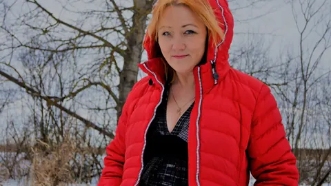 Lady La Perle: Mature Redhead Shows Her Big Tits and Spreads Outdoors by a Car – photo 12 of 15