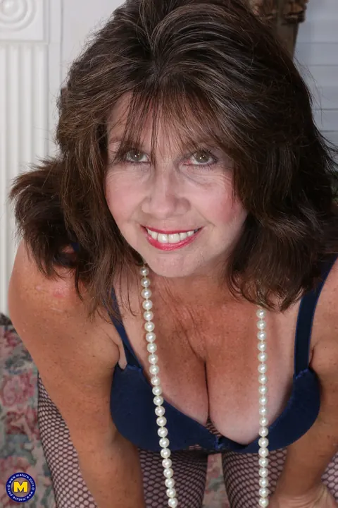 Mature European Woman Fingers and Spreads Herself – photo 4 of 21