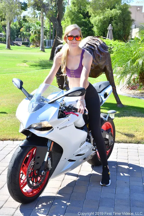 Jenni Jordan: Slim Blonde Poses Outdoors in Yoga Pants – photo 3 of 21