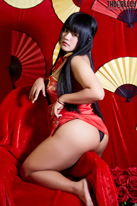 Asian BBW Spreads Her Shaved Pussy and Uses a Dildo – photo 4 of 16