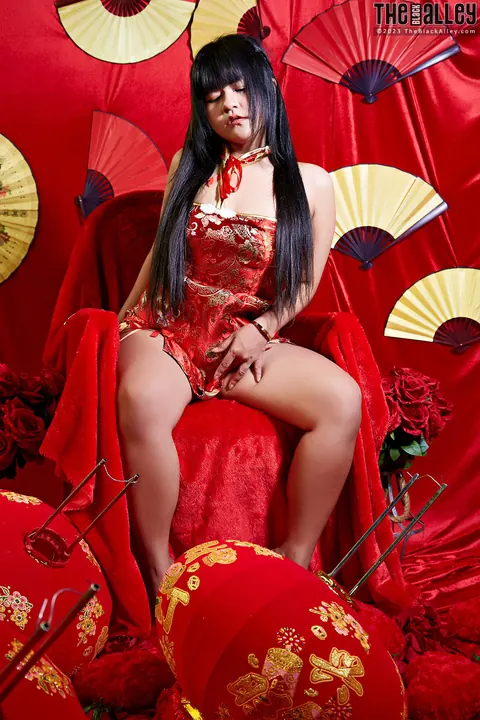Asian BBW Spreads Her Shaved Pussy and Uses a Dildo – photo 5 of 16