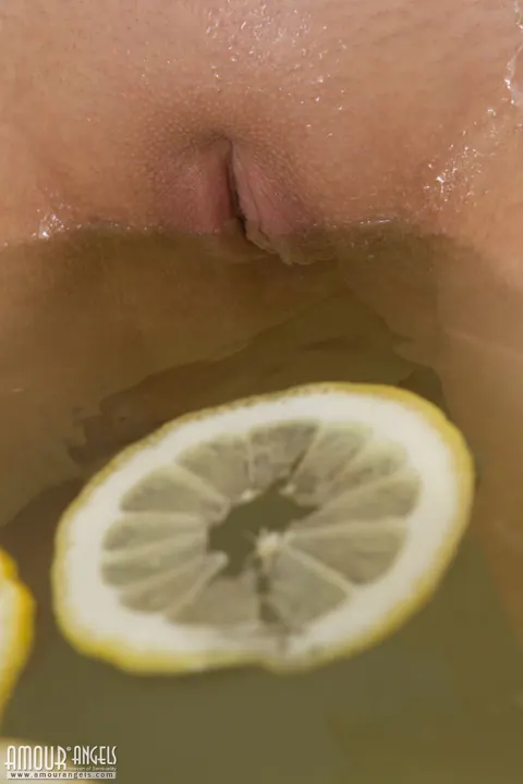 Blonde Babe Spreads Her Shaved Pussy in the Bathroom – photo 6 of 20