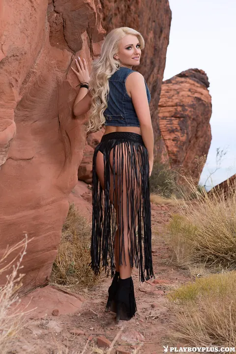 Veronika Skylee: Blonde Bares Her Small Natural Tits and Ass in the Desert – photo 4 of 16