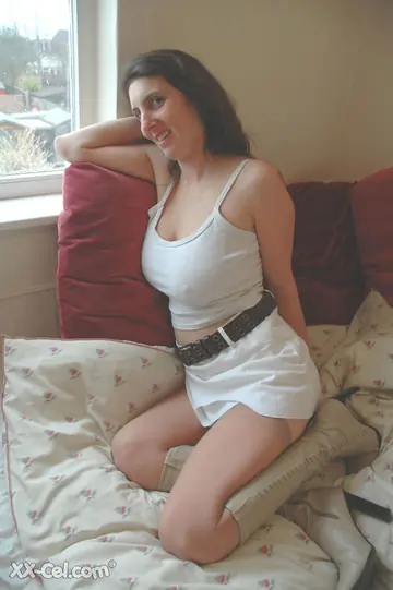 Busty Mature Brunette Spreads Her Pussy in Stockings