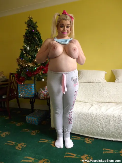 Saskia Squirts: British Blonde BBW Strips Nude and Masturbates for Christmas – photo 6 of 16