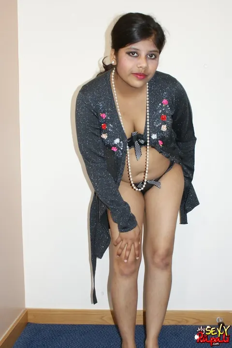 Indian Woman Sits Cross-Legged and Displays Her Nude Body – photo 4 of 15