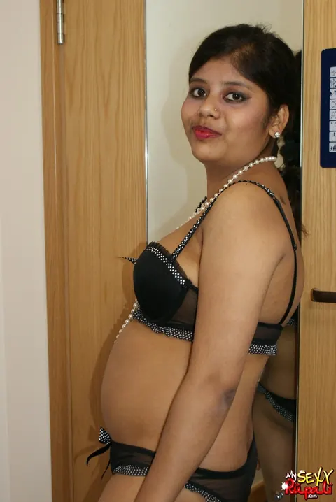 Indian Woman Sits Cross-Legged and Displays Her Nude Body – photo 9 of 15