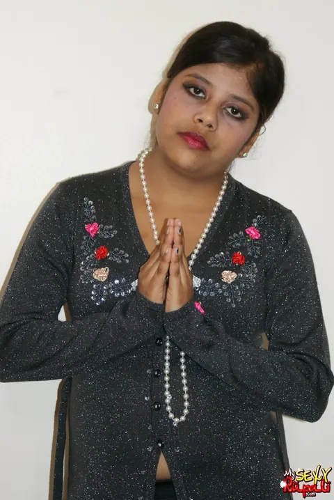 Indian Woman Sits Cross-Legged and Displays Her Nude Body – photo 1 of 15