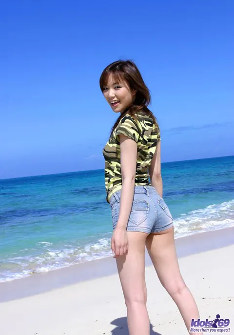 Yua Aida: Japanese MILF Strips Out of Her Shorts in a Sea Cave – photo 3 of 16