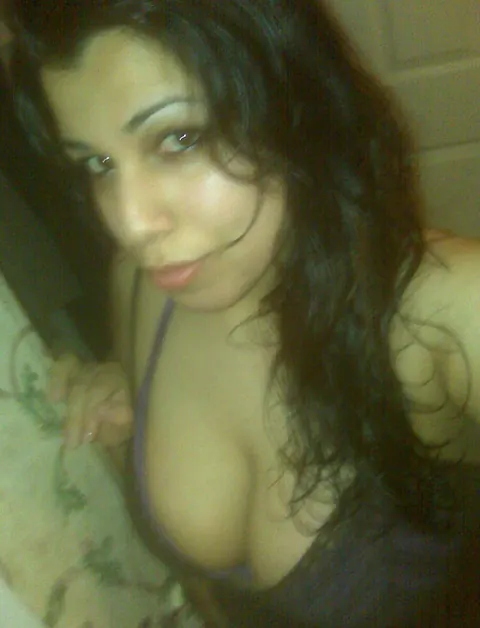 Indian BBW Takes Naughty Selfies Showing Her Big Tits – photo 8 of 10
