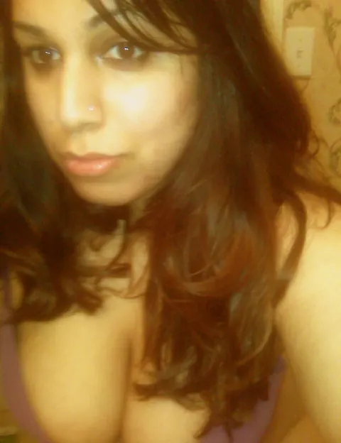 Indian BBW Takes Naughty Selfies Showing Her Big Tits – photo 10 of 10