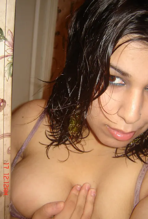 Indian BBW Takes Naughty Selfies Showing Her Big Tits – photo 7 of 10