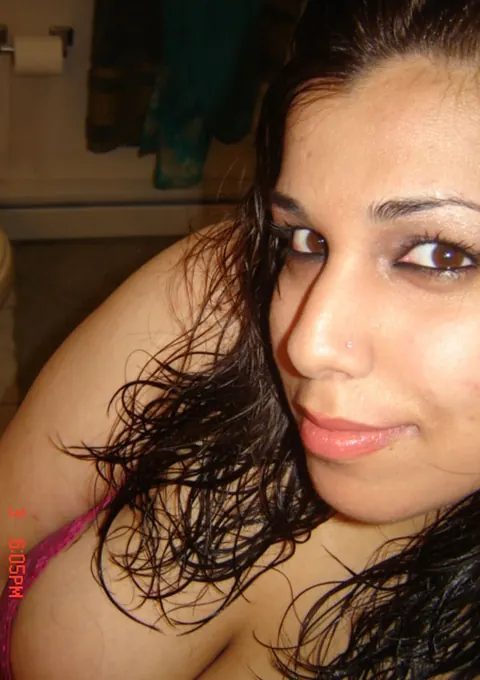 Indian BBW Takes Naughty Selfies Showing Her Big Tits – photo 1 of 10
