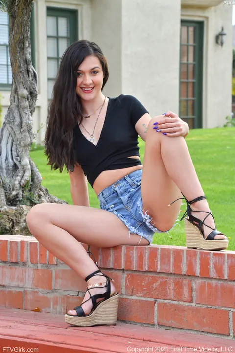 April Valentino: Athletic PAWG Strips Out of Her Shorts Outdoors – photo 1 of 21