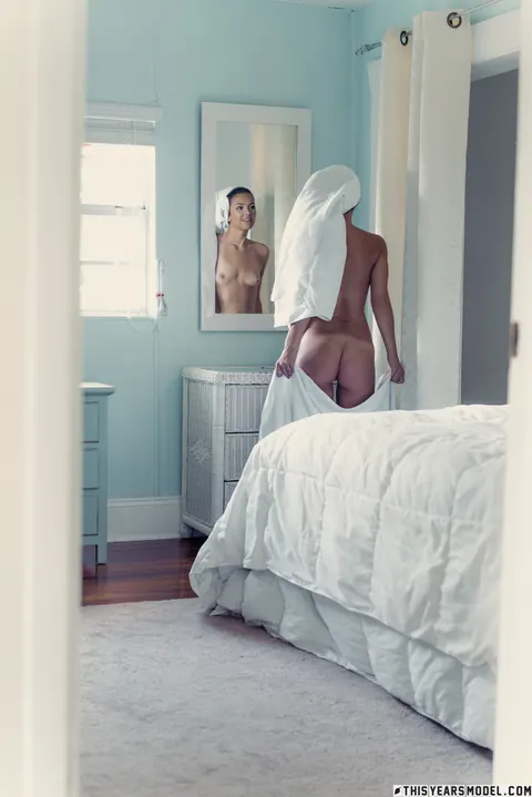 Lola Sinclair: European Brunette PAWG Undresses Before the Mirror and Spreads – photo 3 of 15