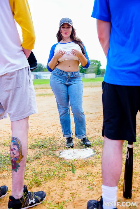 Callie Brooks: Curvy Blonde MILF Pulls Down Her Jeans and Kisses Partner Outdoors – photo 3 of 21