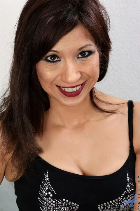 Tasha Grant: Slim Brunette MILF with Small Natural Tits Toys Her Pussy – photo 3 of 21
