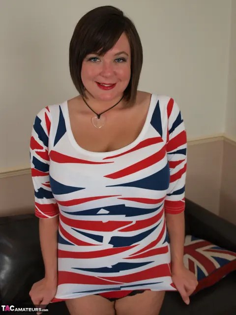 Roxy Anderson: Chubby Brunette MILF Strips in Red Heels – photo 10 of 16