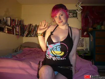 Amateur Pink-Haired Babe Strips Out of Her Skirt on the Bed