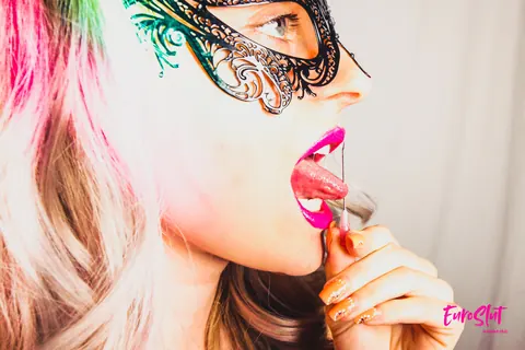 Masked Amateur Fingers Her Pussy and Spreads Wide – photo 15 of 15