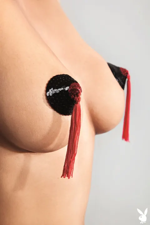 Brunette Bares Her Natural Tits in a Glamour Strip – photo 6 of 10