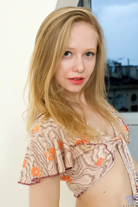 Lola Chic: Petite Blonde Strips Out of Her Jeans and Masturbates – photo 3 of 21