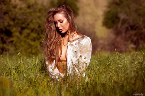 Nicole Aniston: Blonde BBW Strips Naked and Poses Outdoors – photo 4 of 20