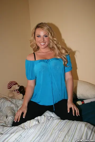 Stephanie Blaze – Thick Blonde MILF with Big Natural Tits Undresses and Spreads