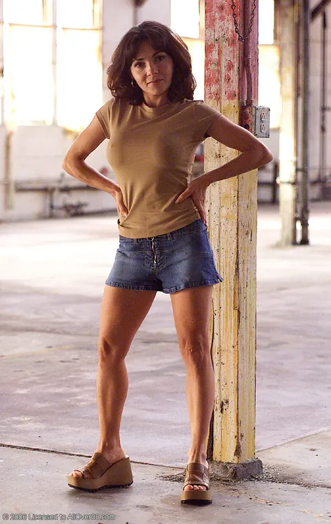 MILF with Big Tits Exposes Herself in Denim Shorts Outdoors – photo 2 of 20