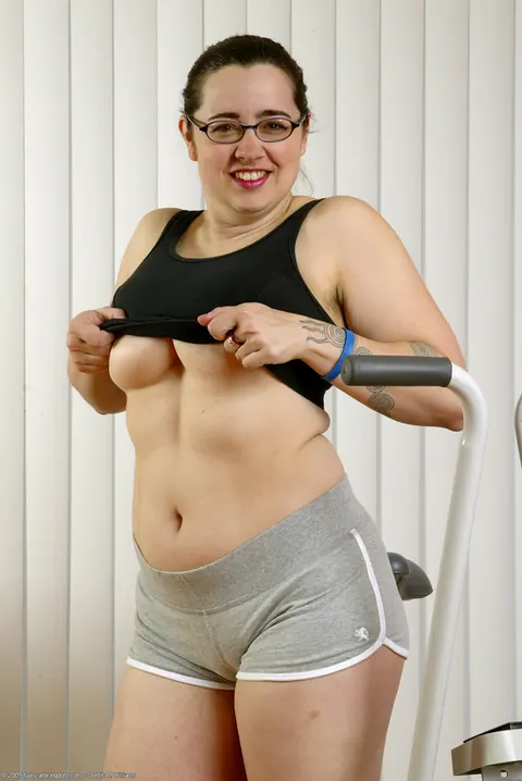 BBW with Big Tits and Hairy Pussy Poses in Glasses – photo 2 of 21