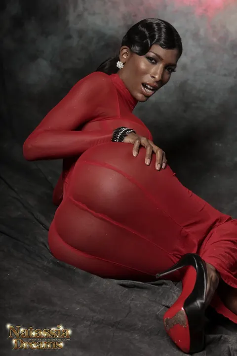 Ebony Trans Woman Undresses Fully and Poses Nude – photo 9 of 12