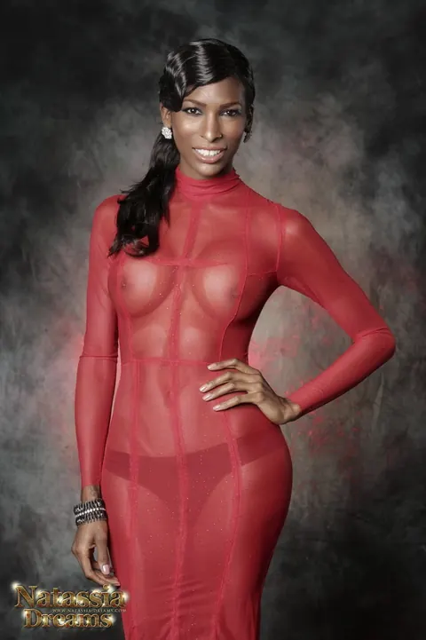 Ebony Trans Woman Undresses Fully and Poses Nude – photo 1 of 12