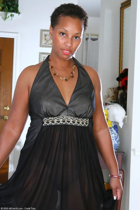 Busty Ebony MILF Undresses and Spreads Her Shaved Pussy – photo 4 of 20
