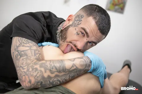Thick Guys with Big Asses Kiss, Suck and Fuck Bareback – photo 7 of 21