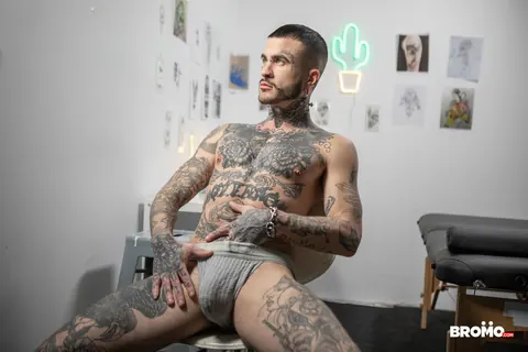 Thick Guys with Big Asses Kiss, Suck and Fuck Bareback – photo 2 of 21