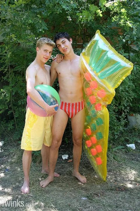 Two Men Kiss and Suck Cock Outdoors Before a Facial – photo 19 of 20