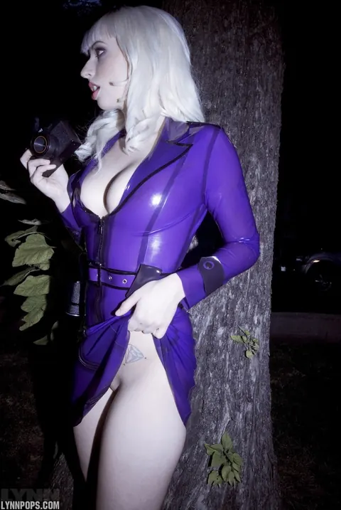 Lynn Pops: Blonde in Latex Bares Her Big Tits and Pussy Outside – photo 8 of 15