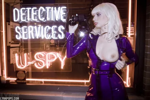 Lynn Pops: Blonde in Latex Bares Her Big Tits and Pussy Outside – photo 1 of 15