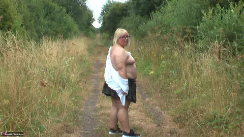 Lexie Cummings: Mature Curvy Woman Spreads Her Pierced Pussy in the Forest – photo 3 of 16
