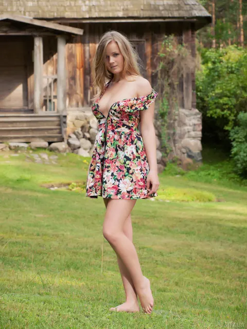 Blonde Strips Out of Her Clothes and Poses Fully Nude – photo 1 of 21