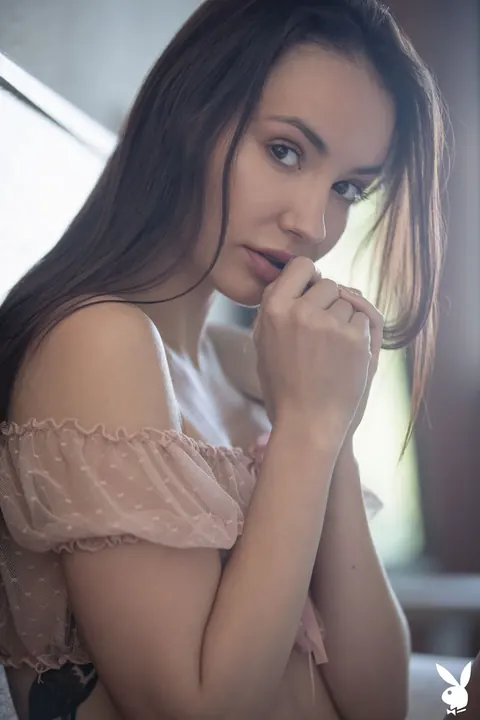 Elilith Noir: Brunette with Natural Tits and Tattoos Strips and Poses – photo 4 of 20