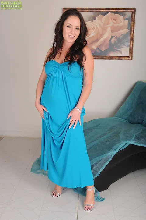 Tamara Fox: Mature Brunette with Big Natural Tits Strips and Spreads Her Hairy Pussy – photo 2 of 16