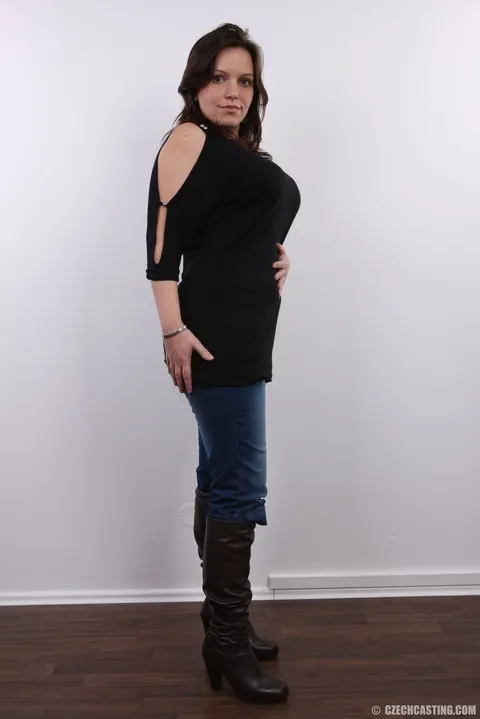 Curvy Czech MILF Strips Out of Her Jeans – photo 3 of 20